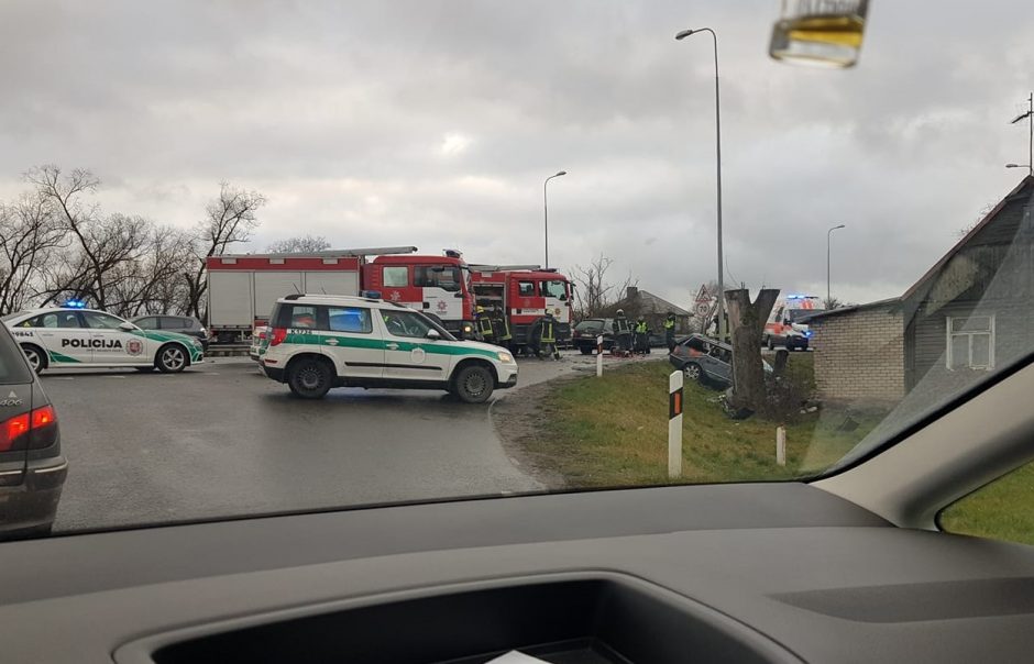 Stipri avarija netoli Karmėlavos: po automobilių susidūrimo – skrydis į sieną