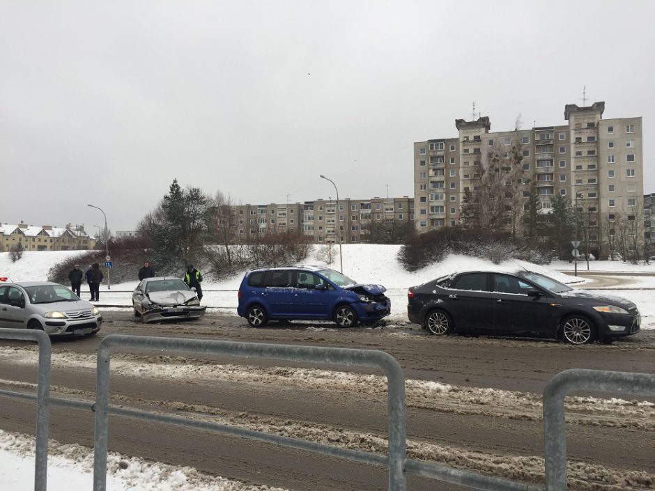 Chaosas miesto keliuose: įvyko dešimtys eismo nelaimių, yra sužalotųjų