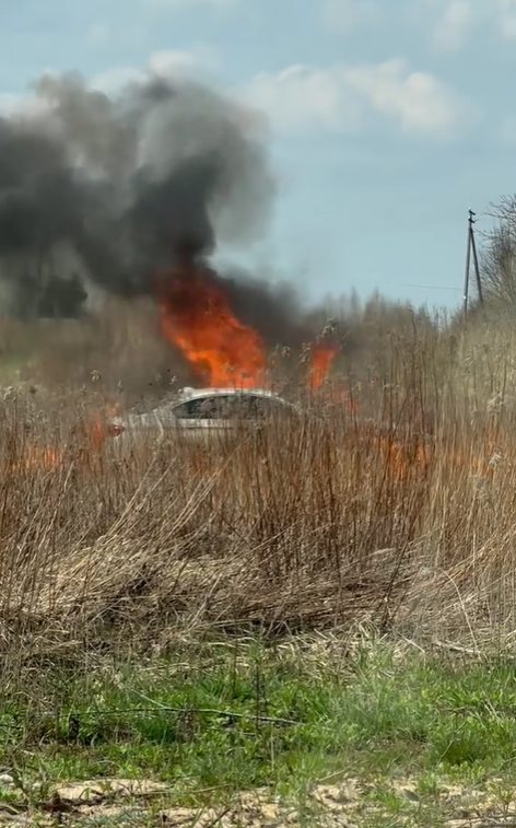 Tragikomedija Vilniuje: vyras nuvažiavo nuo kelio, padegė BMW ir pusnuogis pabėgo