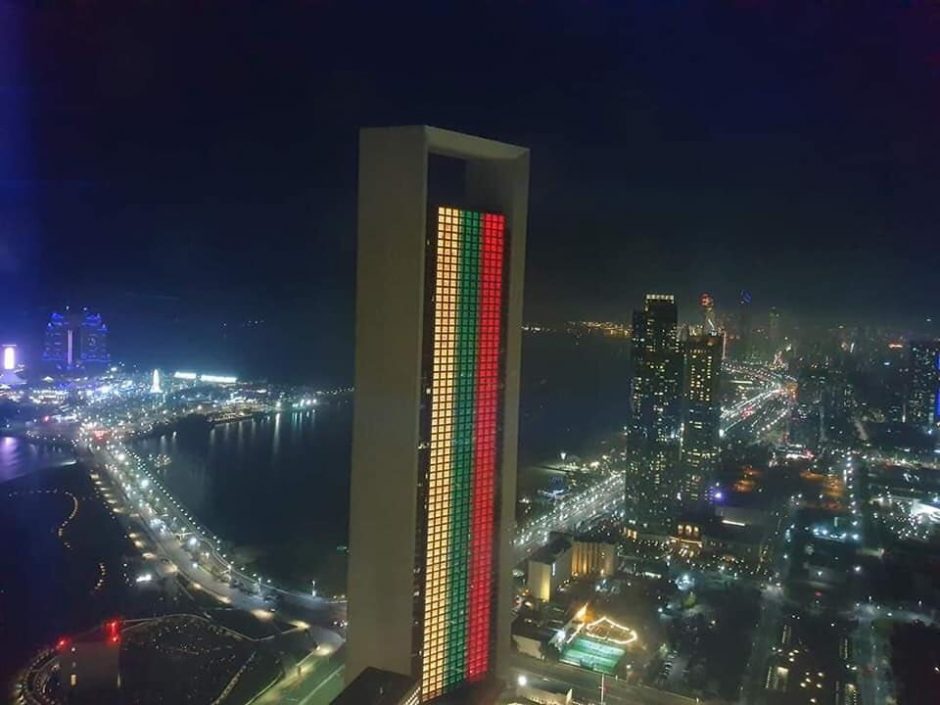 Lietuvos trispalvės spalvomis nušvito aukščiausias dangoraižis pasaulyje!