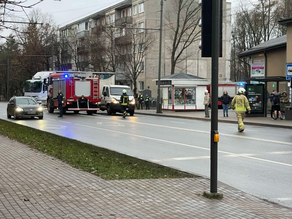 Nekasdienė avarija: lengvasis automobilis palindo po kroviniu