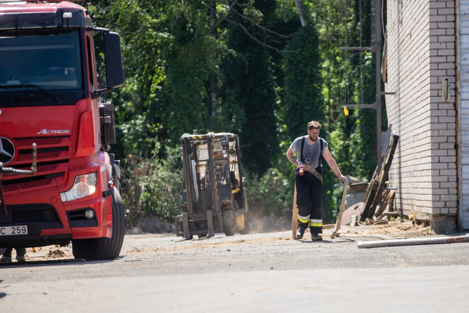 Į Ežerėlį skubėjo ugniagesiai – degė įmonė „Vinapack“