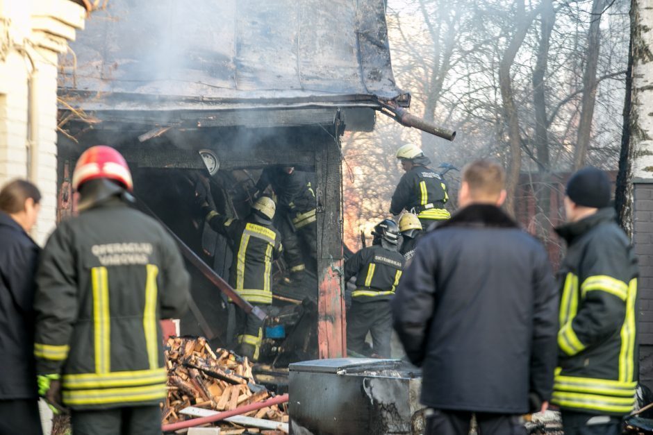 Utenoje užsiliepsnojo medinis gyvenamasis namas