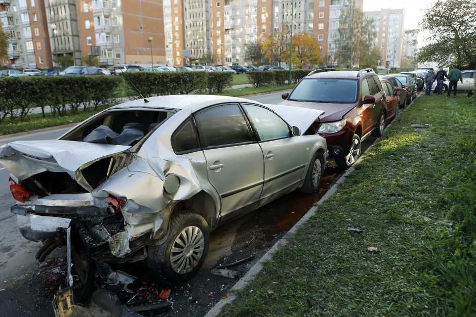 Mažeikiuose siautėjo girtas vairuotojas – apdaužė šešis automobilius