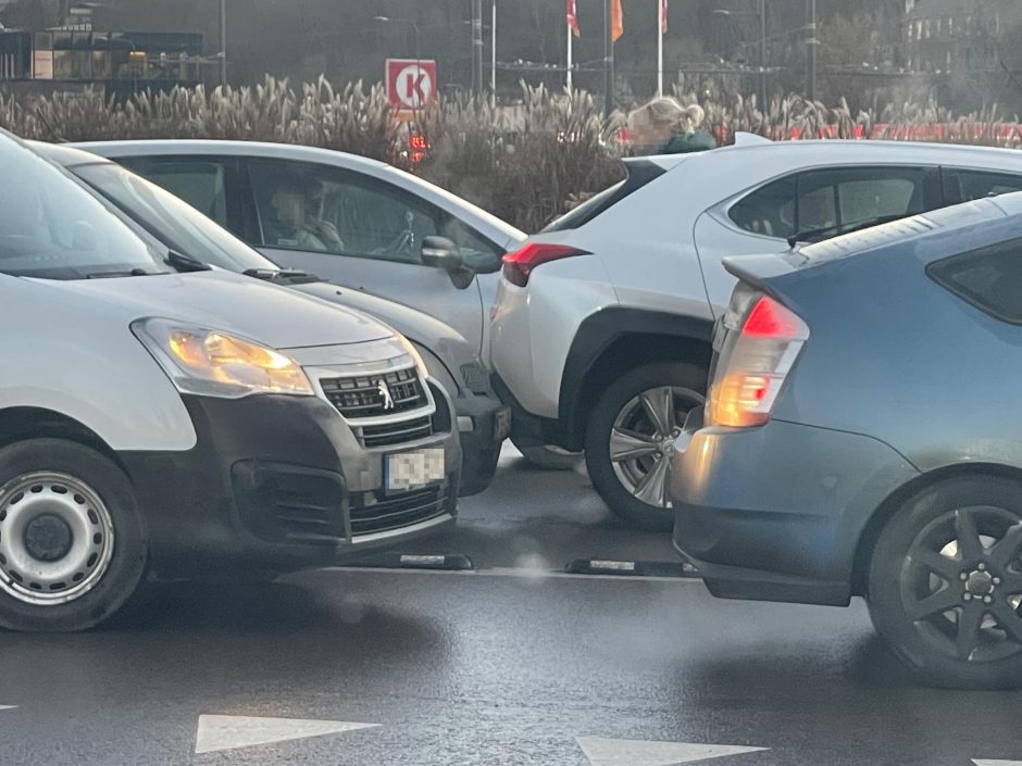 Užsikimšo Pilies žiedas: pakako menkos avarijos