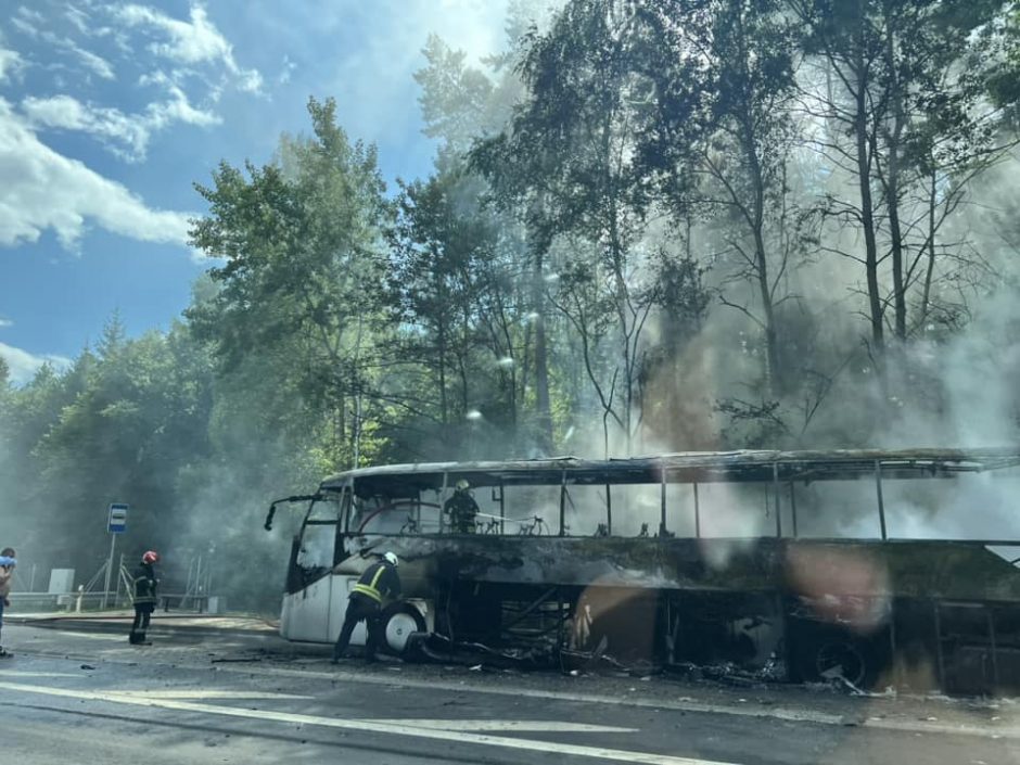 Magistralėje netoli Kauno visiškai sudegė keleivinis „Eurolines“ autobusas