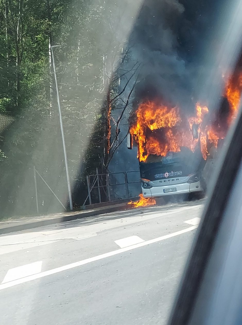 Magistralėje netoli Kauno visiškai sudegė keleivinis „Eurolines“ autobusas