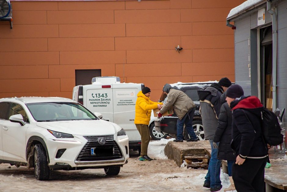 Vyras šokiruotas: į „Maisto banką“ atsiimti maisto davinių – ir prabangiais, ir taksi automobiliais