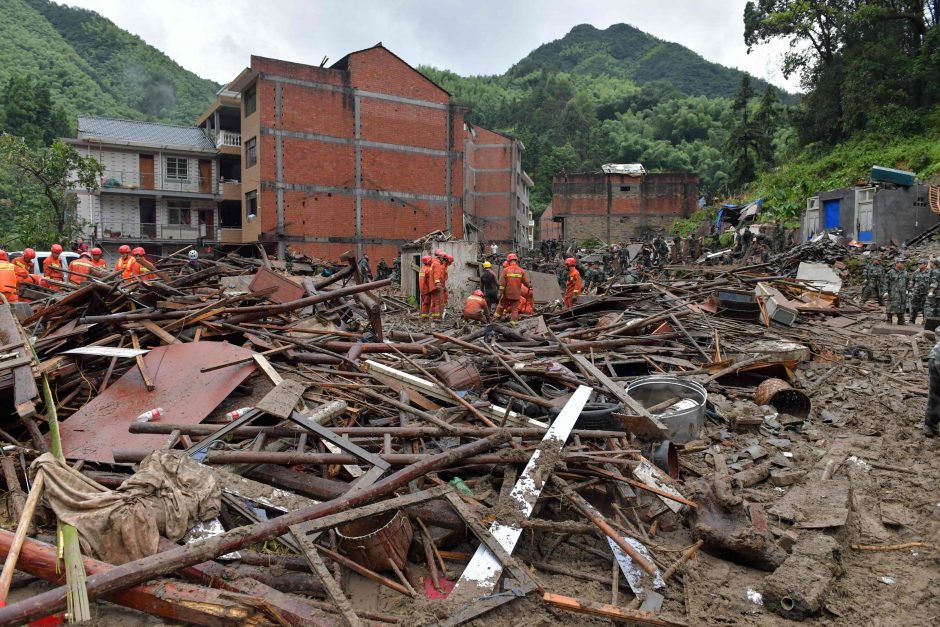 Taifūnas Kinijoje pareikalavo 33 gyvybių, dar šešiolika žmonių dingo