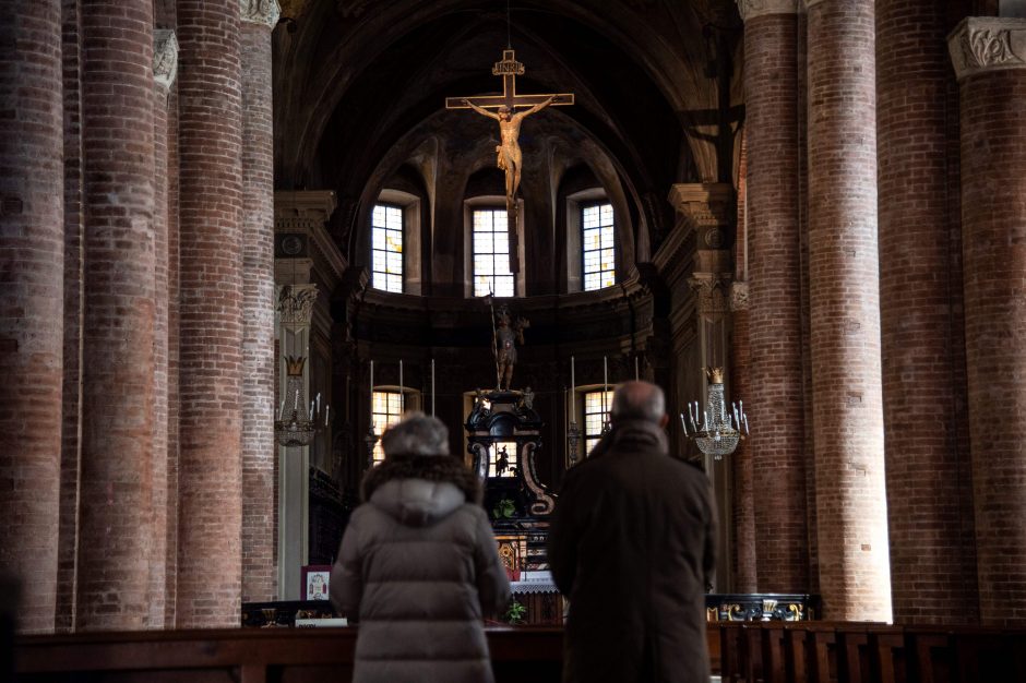 Italijos vyskupai beveik mėnesiui atšaukė pamaldas visoje šalyje