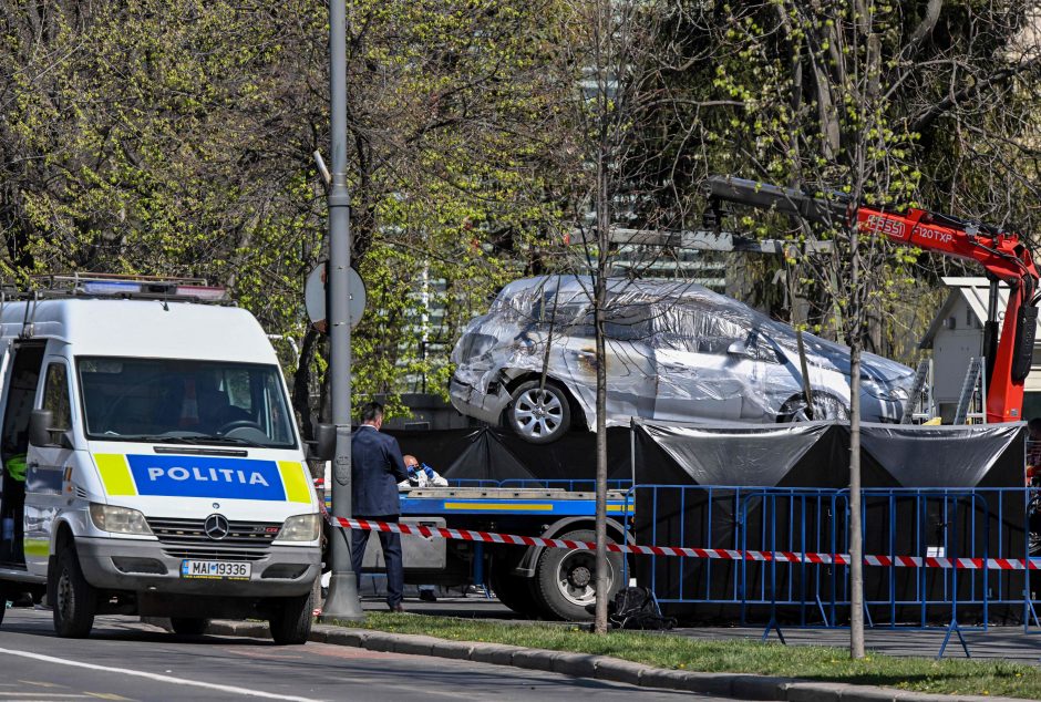 Rumunijoje į Rusijos ambasados vartus įsirėžė automobilis, vairuotojas žuvo