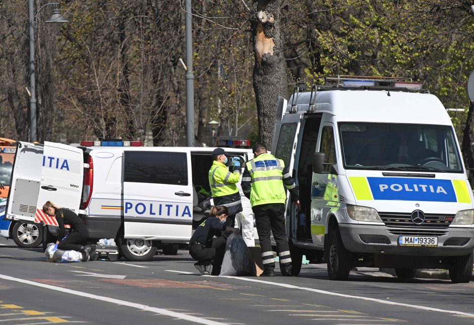 Rumunijoje į Rusijos ambasados vartus įsirėžė automobilis, vairuotojas žuvo