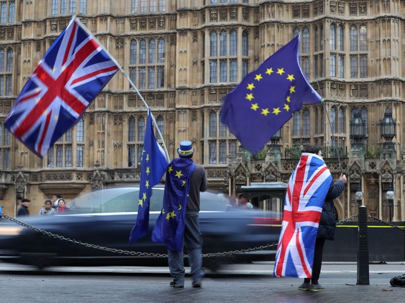 Britanijos parlamentas priėmė įstatymą, atmetantį „Brexit“ be sutarties galimybę