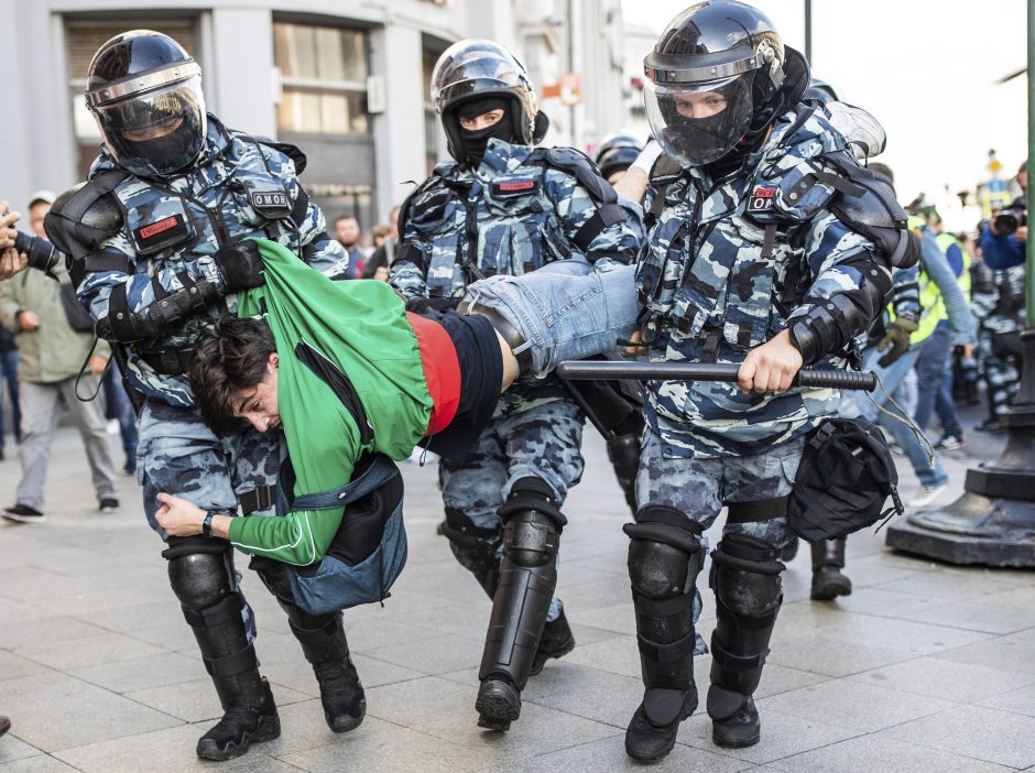 Trys masinių protestų ir areštų Maskvoje savaitės: kas iš tiesų ten vyksta? 