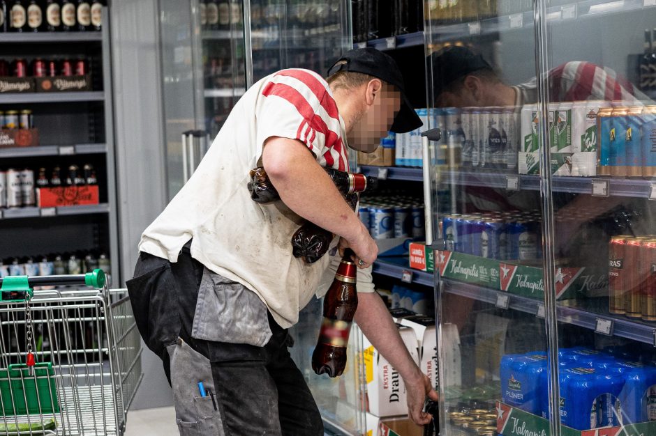 Politikų argumentai: alkoholio nusipirkęs sekmadienio vakare, pirmadienį žmogus nebeišeisi į darbą