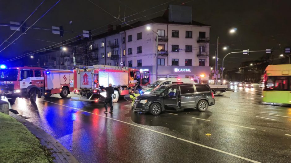 Smarki avarija „Aklųjų“ sankryžoje: viename iš suknežintų automobilių – 4-erių vaikas