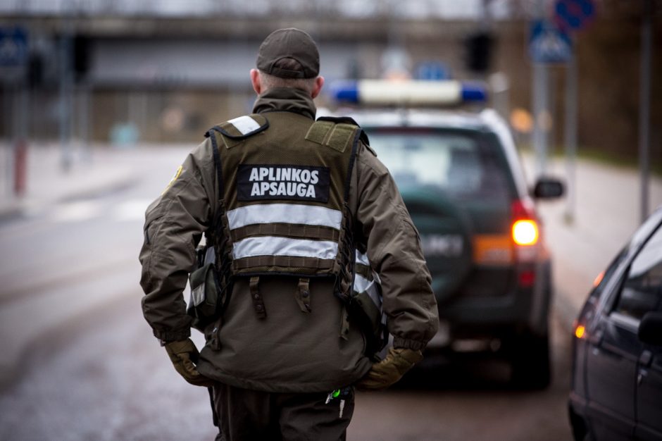 Grubiai taisykles pažeidęs žvejys jį pričiupusiems aplinkosaugininkams siūlė 1 tūkst. eurų kyšį