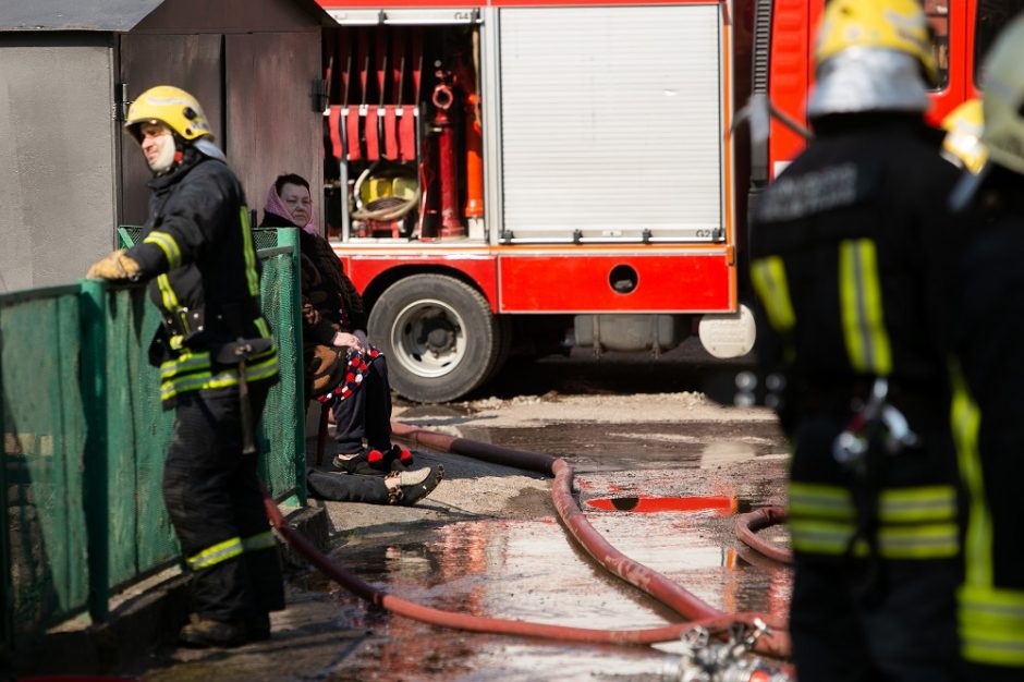 Visiškai girtas joniškietis degiu skysčiu apipylė ir padegė namą