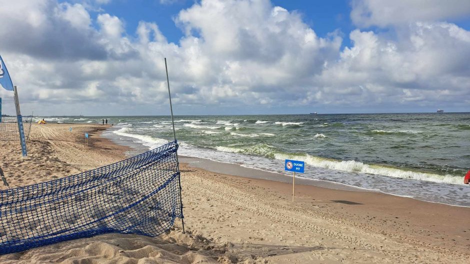 Įspėjimų nepaiso: iš jūros ištraukė baltarusę mamą ir jos sūnų, vėliau – dar vieną mažametę