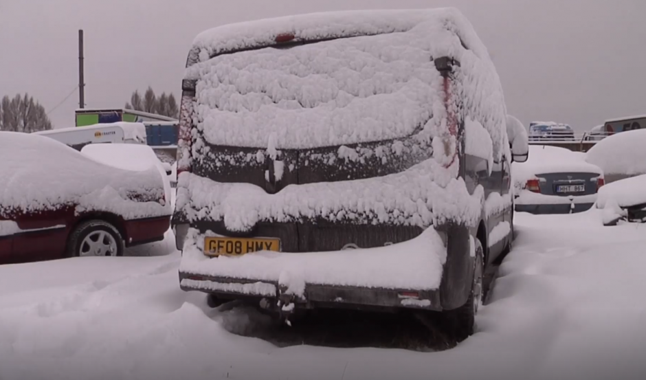 Girti vagys Pakruojo rajone taranavo patrulių automobilį