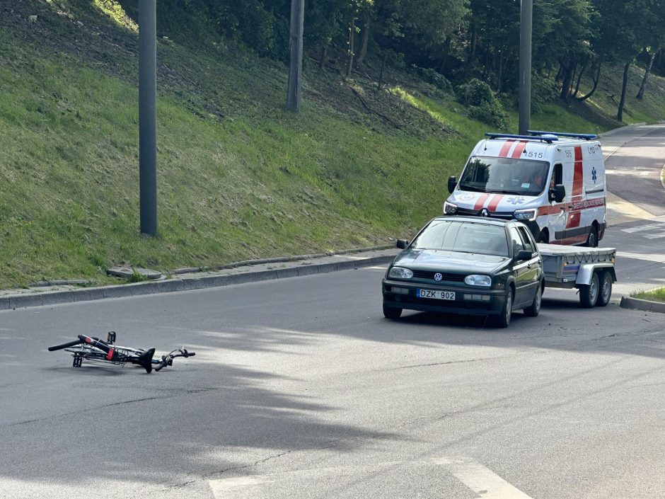 Partrenktas judria gatve dviračiu važiavęs vyras