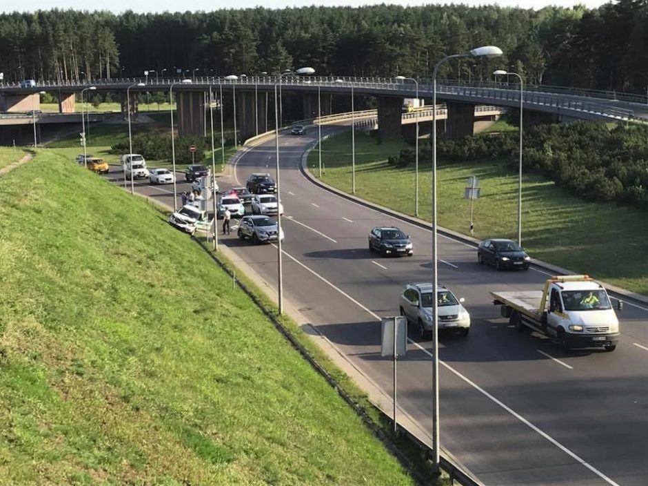 Vilniuje policijos automobilis susidūrė su dviračiu ir visureigiu 