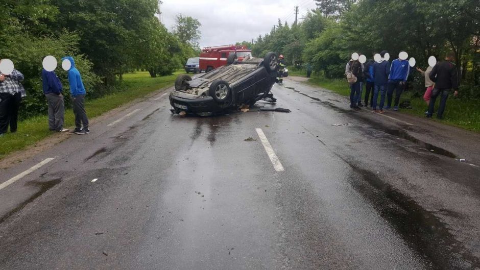 Po skaudžios avarijos tyrėja bandė „išsukti“ girtą policininką – už tai sumokės Kauno policija