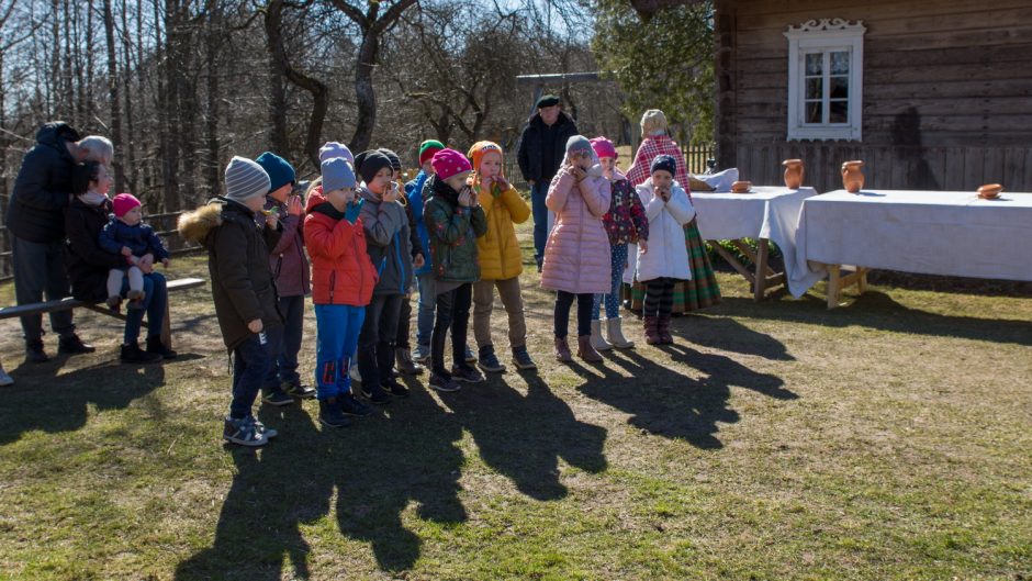 Liaudies buities muziejuje – linksma ir skani Gandrinių šventė