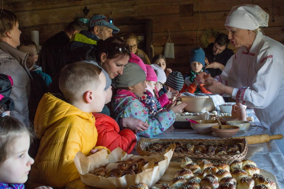Liaudies buities muziejuje – linksma ir skani Gandrinių šventė