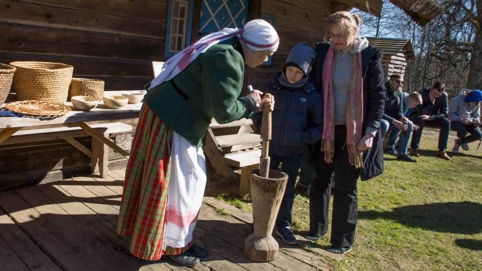 Liaudies buities muziejuje – linksma ir skani Gandrinių šventė