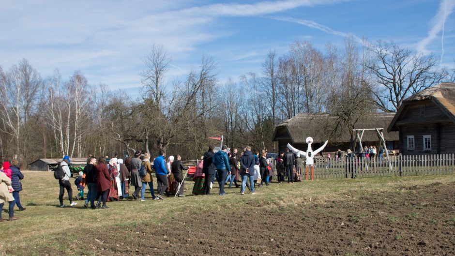 Liaudies buities muziejuje – linksma ir skani Gandrinių šventė