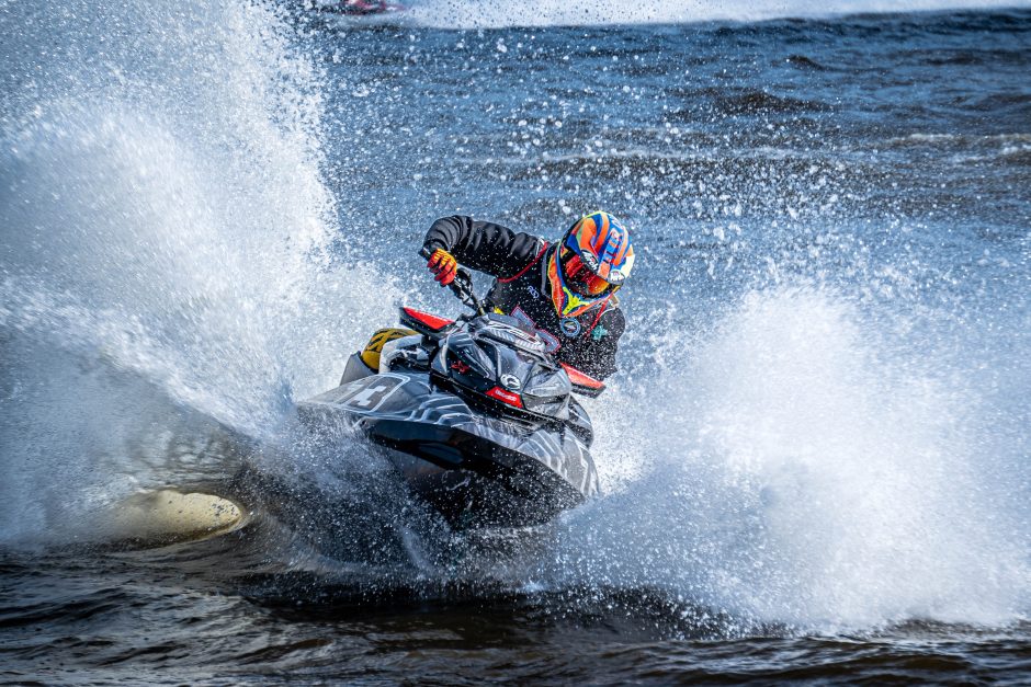 Vandens motociklų sporto entuziastai Kaune pradėjo jubiliejinį lenktynių sezoną