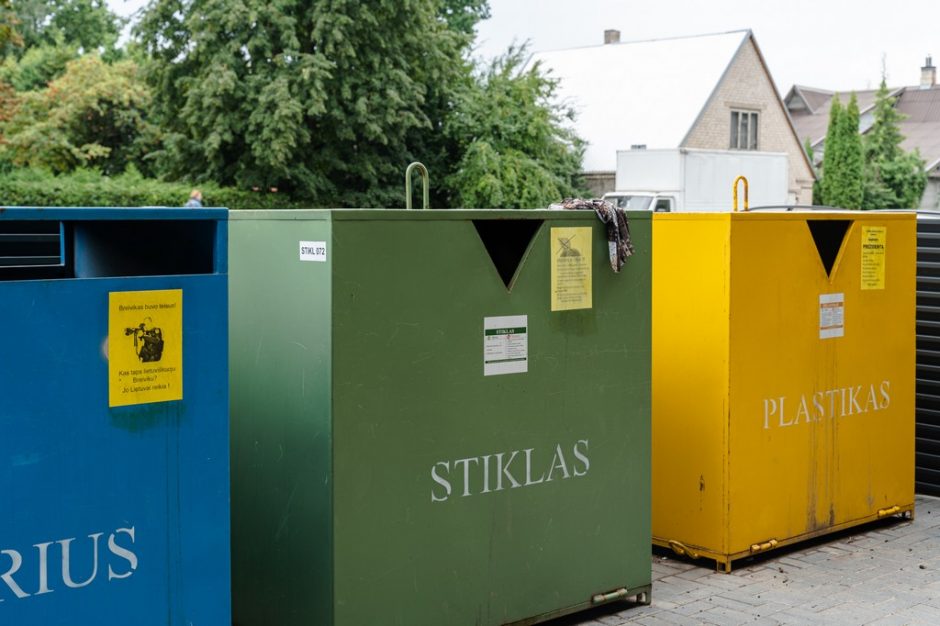 Nesantaikos kurstymas: plakatai su šokiruojančiais tekstais išklijuoti ant šiukšlių konteinerių