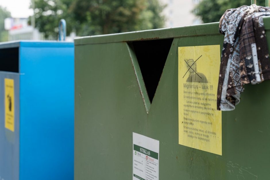 Nesantaikos kurstymas: plakatai su šokiruojančiais tekstais išklijuoti ant šiukšlių konteinerių