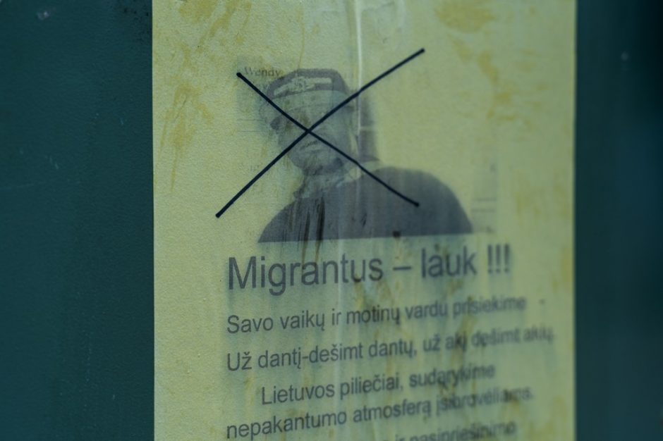 Nesantaikos kurstymas: plakatai su šokiruojančiais tekstais išklijuoti ant šiukšlių konteinerių