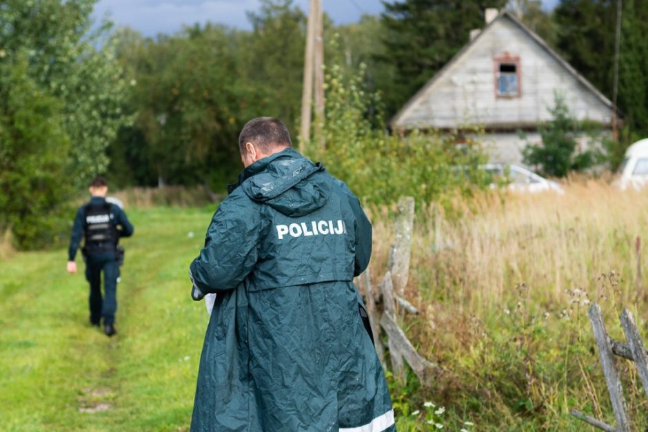 Būrys savanorių skubėjo į Panevėžio rajoną: iš apleistos trobos išgelbėta 11 šuniukų