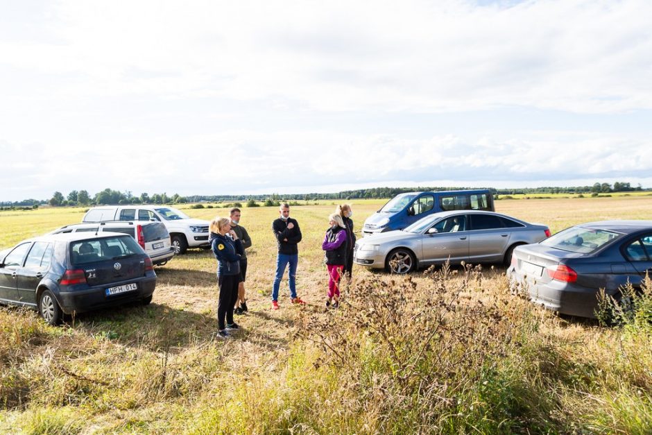 Būrys savanorių skubėjo į Panevėžio rajoną: iš apleistos trobos išgelbėta 11 šuniukų