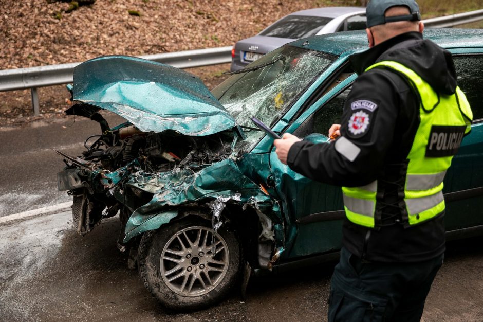 Šilalės rajone automobilio nesuvaldęs vyras nulėkė į griovį: sužalota moteris ir penki vaikai