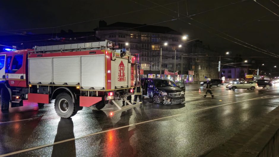 Smarki avarija „Aklųjų“ sankryžoje: viename iš suknežintų automobilių – 4-erių vaikas