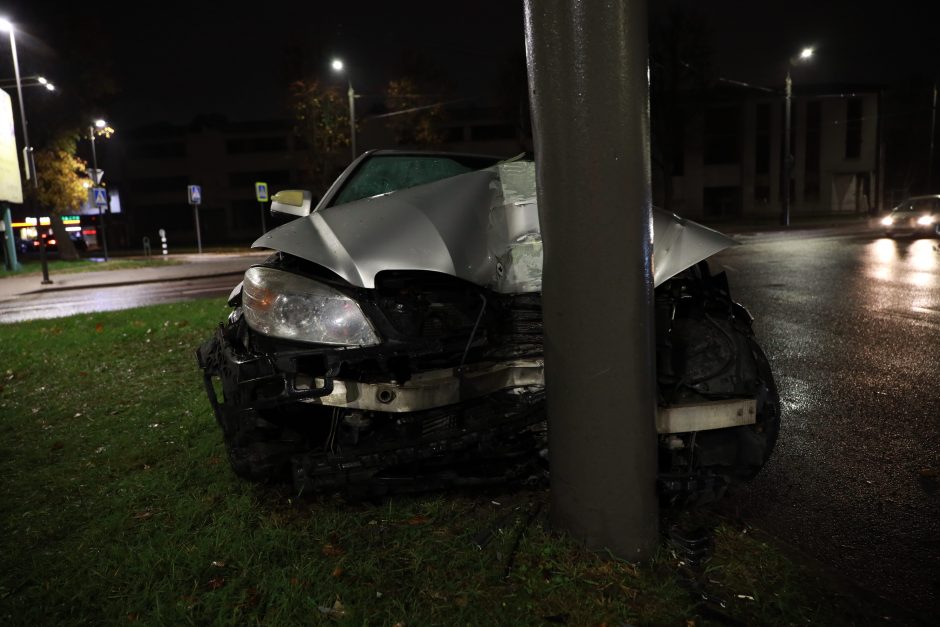 Lietingo vakaro nelaimė: sankryžoje „Mercedes-Benz“ rėžėsi į stulpą