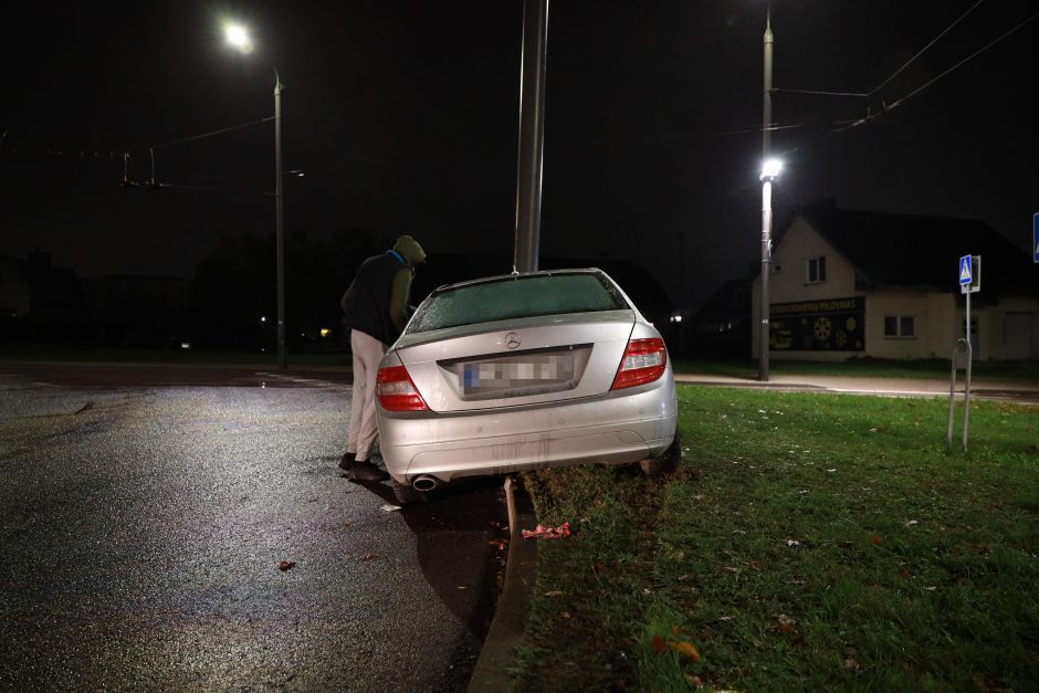 Lietingo vakaro nelaimė: sankryžoje „Mercedes-Benz“ rėžėsi į stulpą