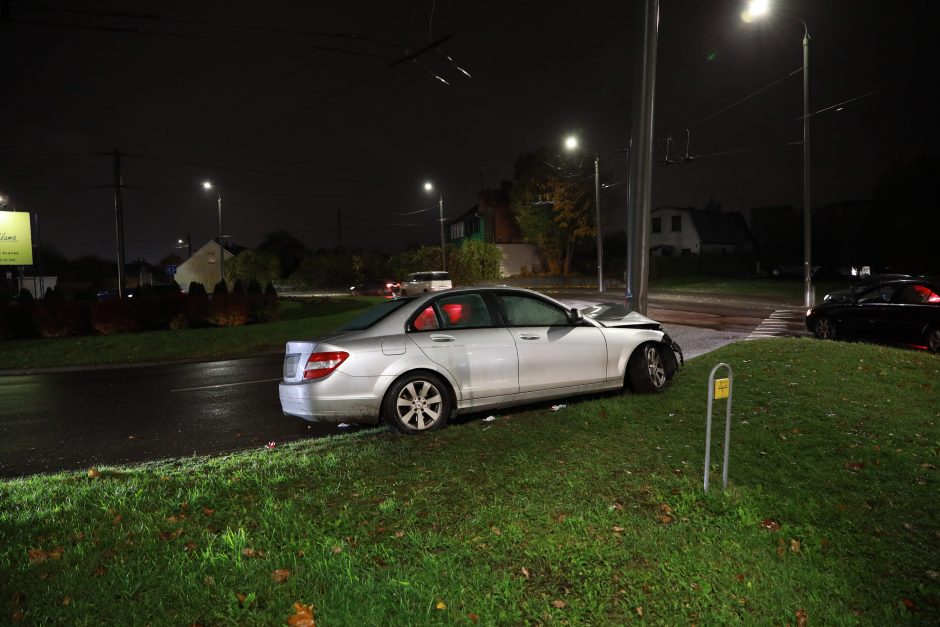 Lietingo vakaro nelaimė: sankryžoje „Mercedes-Benz“ rėžėsi į stulpą