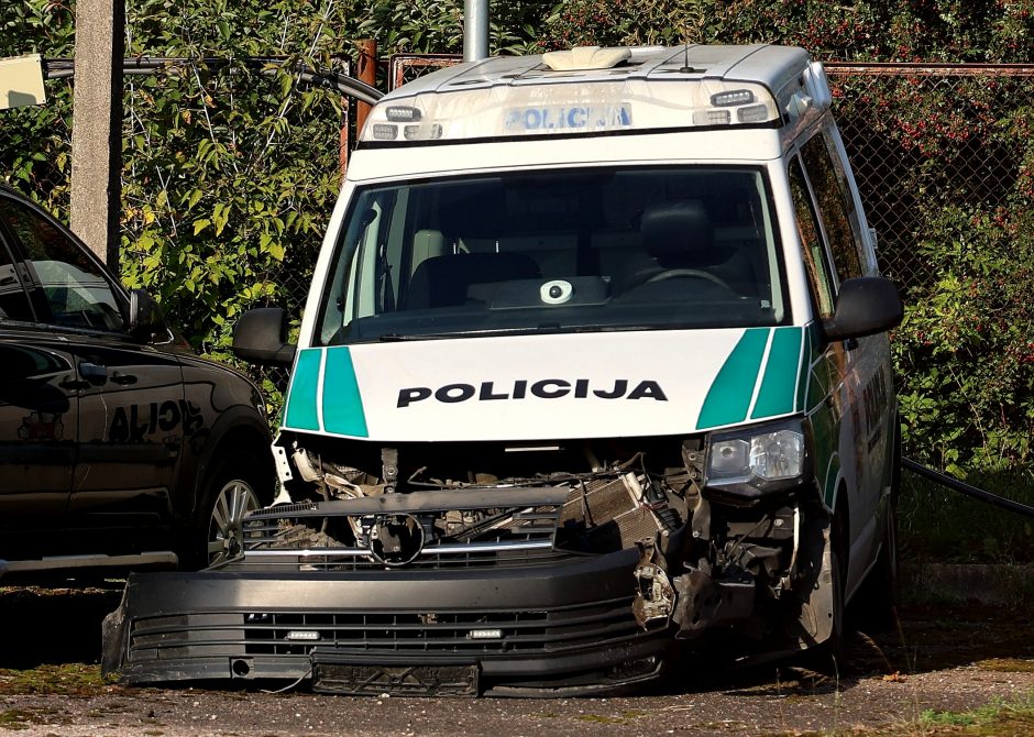 Avarija ties Giraite: moters vairuojamas „Mercedes-Benz“ rėžėsi į policijos automobilį 