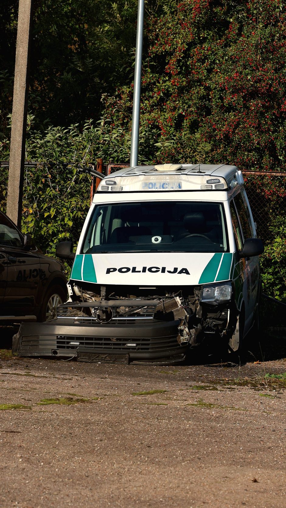 Avarija ties Giraite: moters vairuojamas „Mercedes-Benz“ rėžėsi į policijos automobilį 