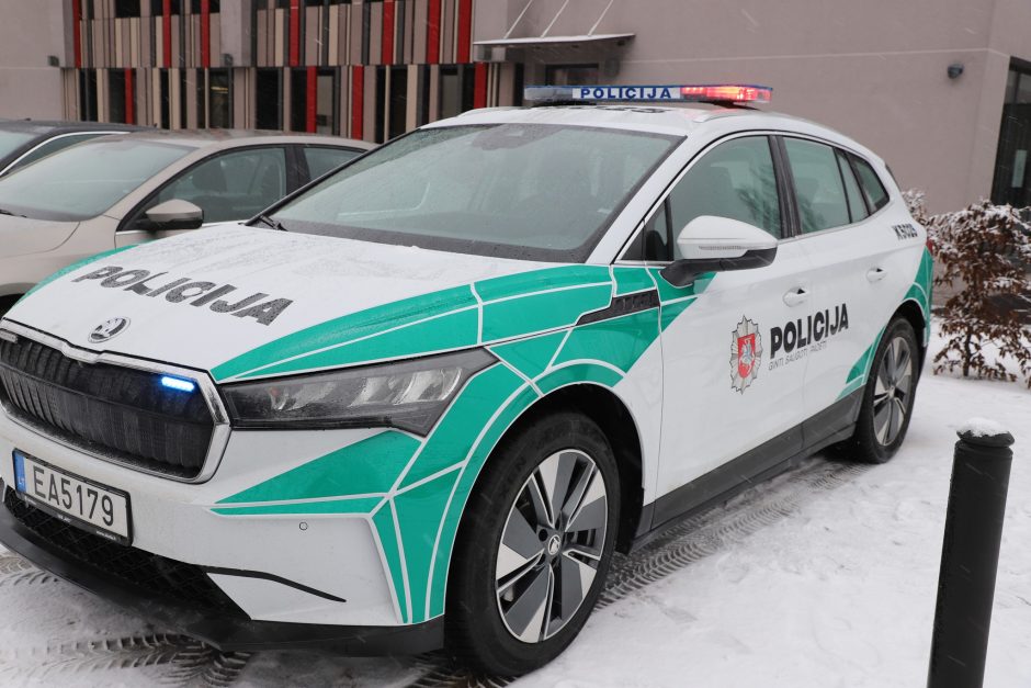 Savivaldybės dovana Kauno rajono policijai – elektromobilis