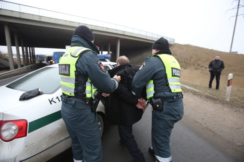 Kelyje sustabdyta girta vairuotoja ir keleivis priešinosi pareigūnams