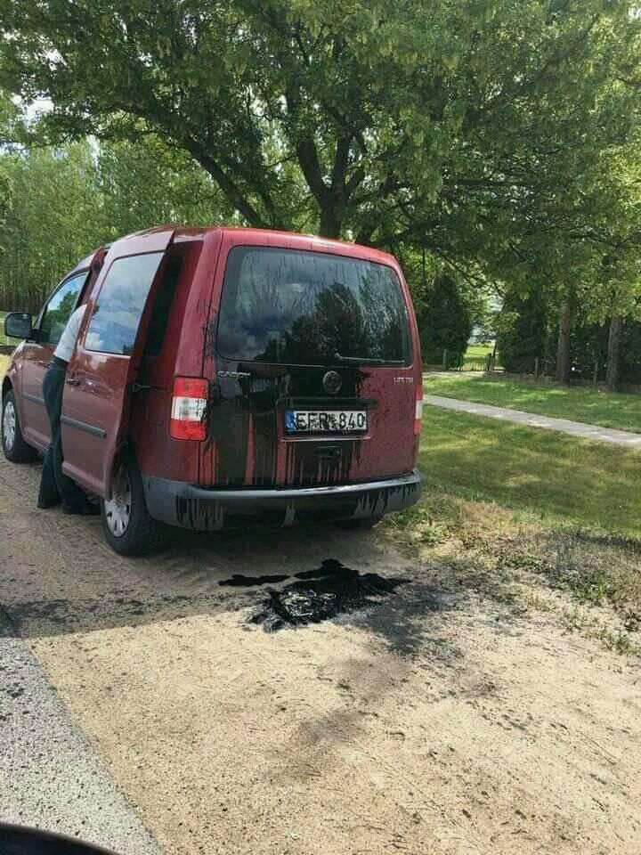 Kauno pareigūnams kliuvo Kėdainiuose – nežymėtą automobilį apmėtė tepalais