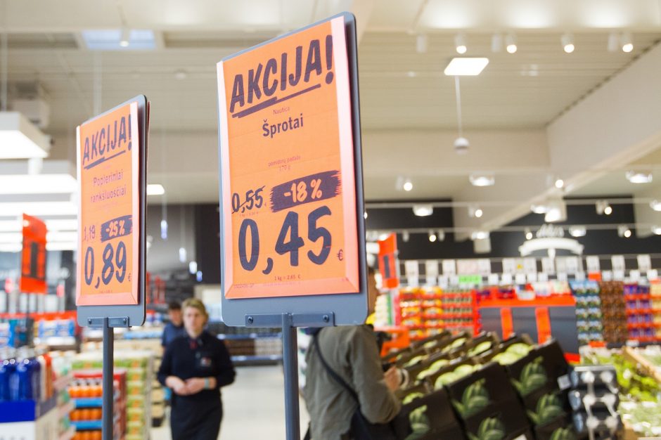 Prekybininkai neslepia: pirkėjai nebeperka visko iš eilės – tenka griebtis vilionių