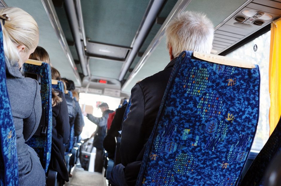 Keleiviai niršta: sostinėje atsiskaityti banko kortele autobusuose beveik nėra galimybės