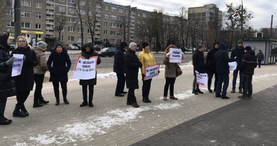 Domeikavos bendruomenė protestuoja dėl pusiaukelės namų